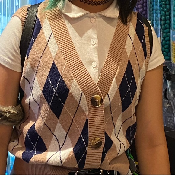 [SOLD] Light brown argyle sweater vest - Picture 4 of 6